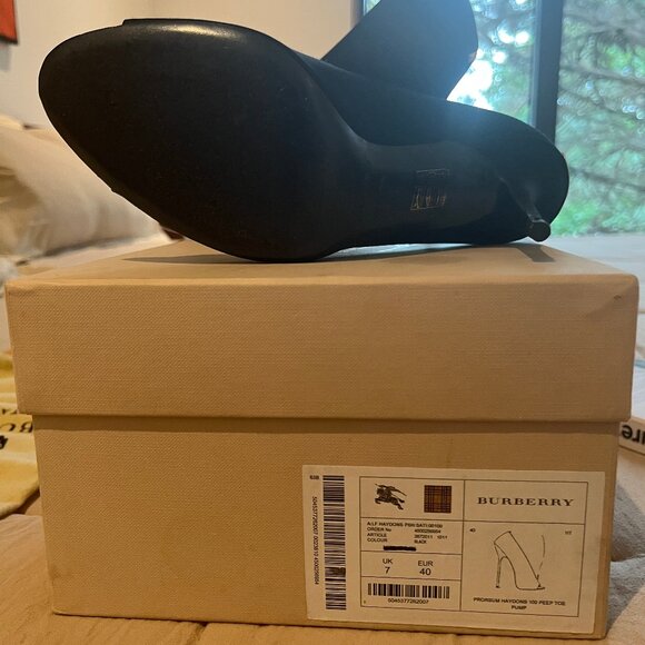 BURBERRY PRORSUM HYDONS 100 SATIN PEEP TOE PUMPS/ size 9 (40) - Picture 2 of 3